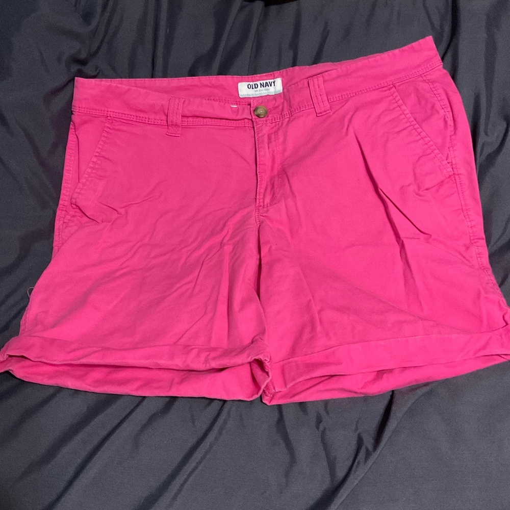 Old Navy pink Bermuda shorts. 4 pocket hemmed. W84